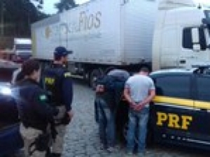 PRF liberta caminhoneiro refém e prende ladrões de carga na região de Curitiba