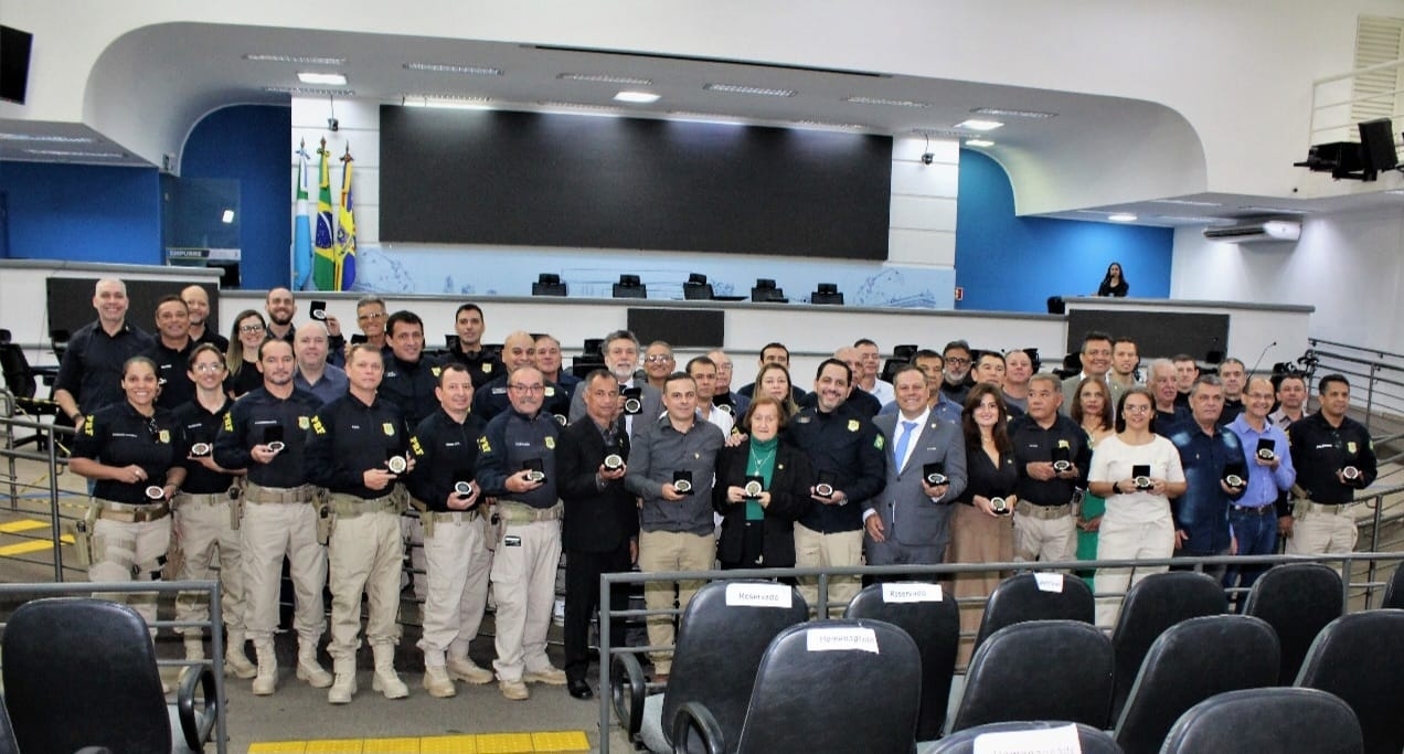 Policiais Rodoviários Federais são homenageados com medalhas na Câmara Municipal