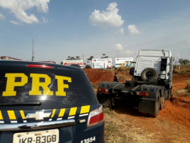 PRF recupera caminhão roubado em São Paulo que seria levado para o Paraguai 