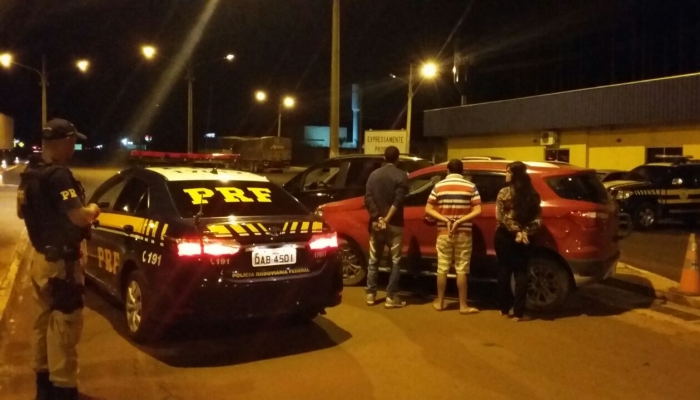 Em menos de 12 horas, PRF recupera dois veículos roubados e prende dez 