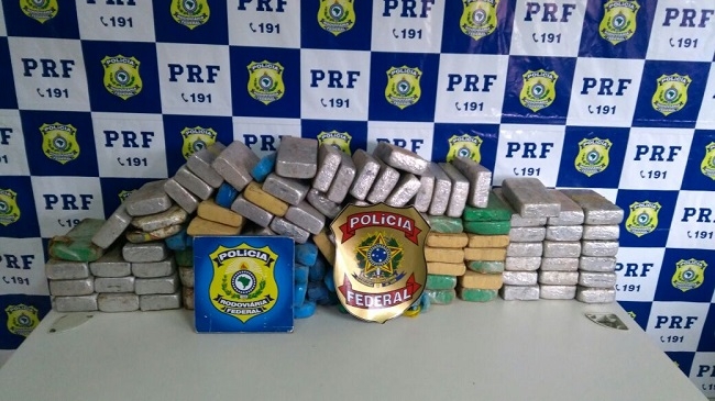 Em operação conjunta, PRF e PF apreendem 100 kg de cocaína escondidos em uma carreta.