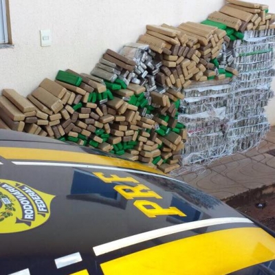 PRF apreende quase 1,5 T de maconha, recupera veículos roubados e apreende 300 mil maços de cigarros contrabandeados